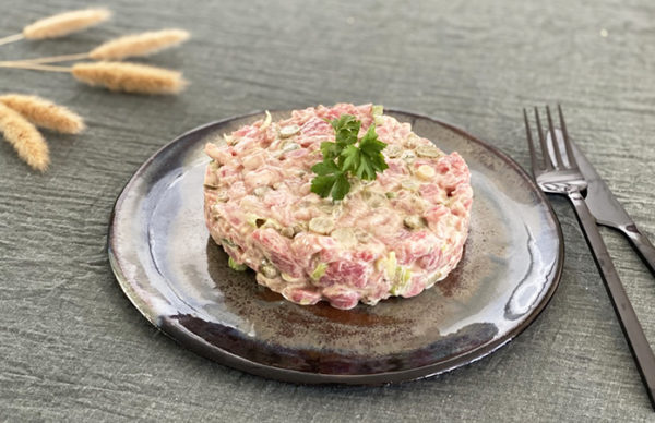 Tartare De B Uf R Alis Laide Dun Couteau Sabatier Tomate Cerise Be