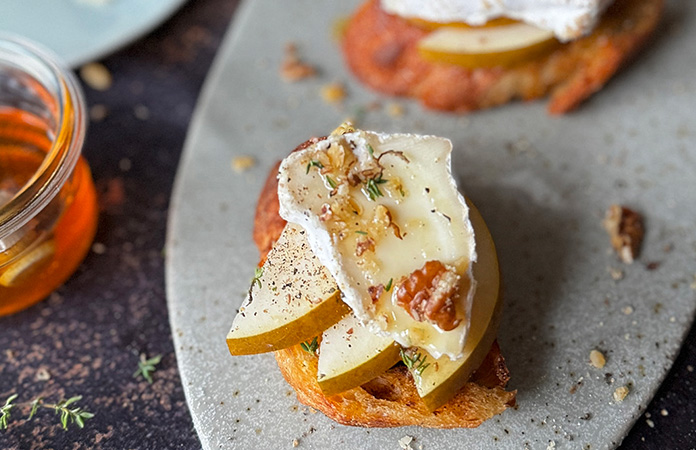 Bruschetta aux poires – La croûte fleurie dans sa version froide